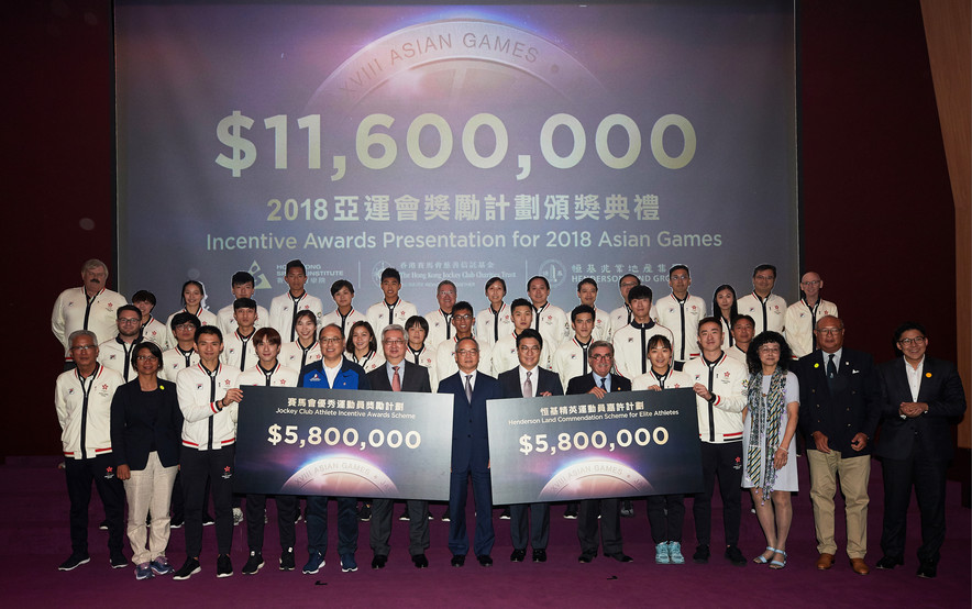 <p>Officiating guests joined the silver medallists, representatives from SF&amp;OC, representatives from respective National Sports Associations and coaches for a group photo during the ceremony.</p>
